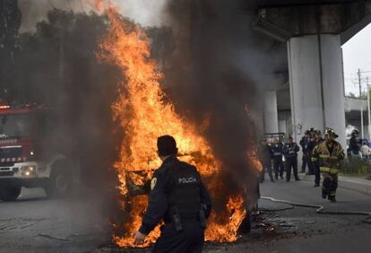 Uma das avenidas bloqueadas na Cidade do México.