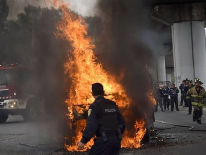 Uma das avenidas bloqueadas na Cidade do México.