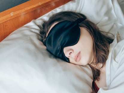 Elegimos la almohada de satén con miles de valoraciones en Amazon por su suavidad y su protección del cabello frente al encrespamiento.