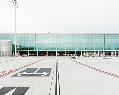 Terminal del Aeropuerto de El Prat, proyectada por el Taller de Arquitectura Ricardo Bofill. La fotografía, como las anteriores, es obra de Gregori Civera para la exposición 'Barcelona_file_01', abierta el jueves 10 y que se podrá ver hasta el día 28 en la galería barcelonesa The Folio Club (calle de Roc Boronat, 37, Pueblo Nuevo), en el distrito tecnológico 22@.