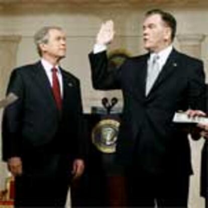 Tom Ridge jura ante Bush como primer directo del nuevo ministerio estadounidense.