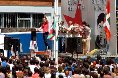 Joseba Permach interviene en el acto de homenaje al etarra fallecido.