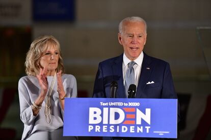 O pré-candidato democrata à Casa Branca Joe Biden fala à imprensa na Filadélfia ao lado da mulher, Jill Biden.