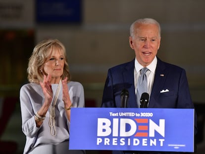 O pré-candidato democrata à Casa Branca Joe Biden fala à imprensa na Filadélfia ao lado da mulher, Jill Biden.