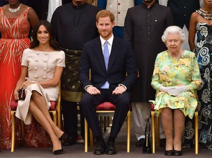 La reina Isabel, con los duques de Sussex en junio de 2018.