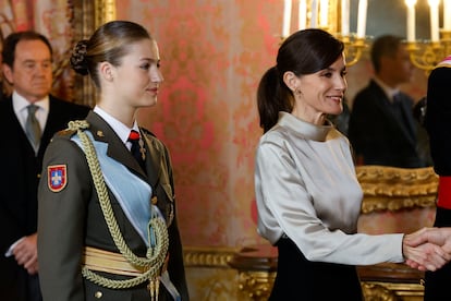 La princesa Leonor, junto a la reina Letizia, durante la recepción este sábado en el Palacio Real, con motivo de la Pascua Militar.
