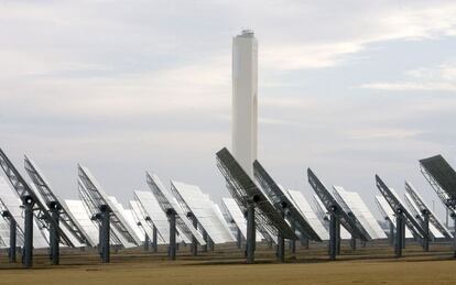 Vista de la planta solar de Abengoa en Sanl&uacute;car La Mayor (Sevilla). 