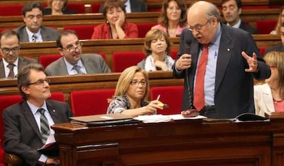 Artur Mas escucha al consejero de Economía, Andreu Mas-Colell, durante la sesión de control al Gobierno catalán.