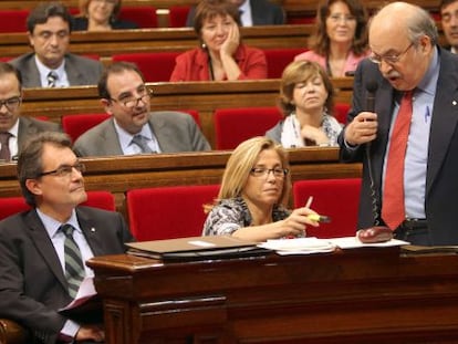 Artur Mas escucha al consejero de Economía, Andreu Mas-Colell, durante la sesión de control al Gobierno catalán.
