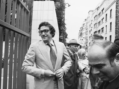 Richard Holbrooke, ante la embajada de Vietnam en París, en 1977.