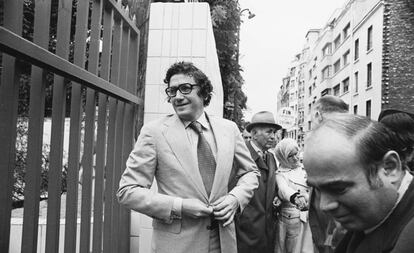 Richard Holbrooke, ante la embajada de Vietnam en París, en 1977.