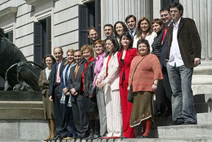 Arriba, de izquierda a derecha, Joan Herrera (ICV), Aitor Esteban (PNV), Carolina Castillejo, Herick Campos, Susana Díaz, Eva Sáenz, José Ramón Mateos y Eduardo Madina (PSOE). Debajo, María Salom (PP), Josu Erkoreka (PNV), Susana Camarero y Miguel Barrachina (PP), Leire Pajín y María Isabel Fuentes (PSOE), Ana Belén Vázquez (PP), Carmen Montón y Yolanda Casaus (PSOE).