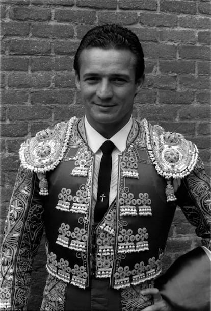 El torero José María Manzanares, vestido de luces, el 25 de mayo de 1987.