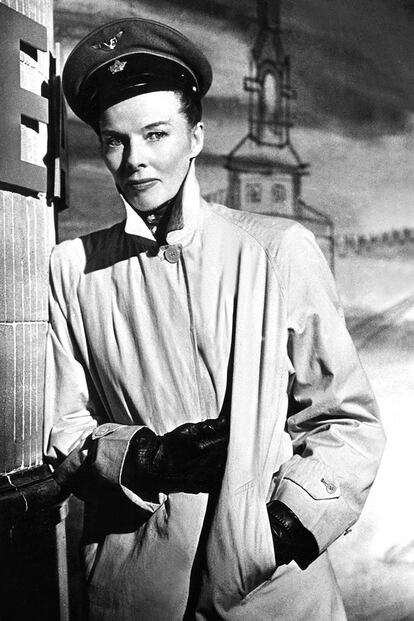 Faldas de acero. Katharine Hepburn interpreta a Vinka Kowallenka, capitana del Ejército Soviético y tercera mujer piloto de Rusia. El único papel de la carrera de la actriz encarnando un personaje militar y, por eso mismo, digno de recordar.