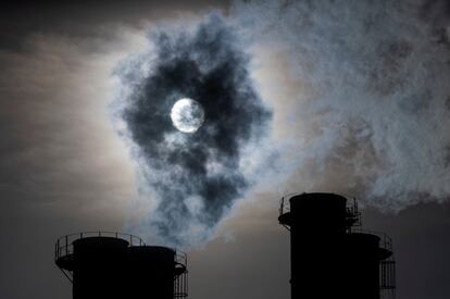 Vista del cielo cubierto por el vapor que desprenden las chimeneas de una central eléctrica en Moscú (Rusia).