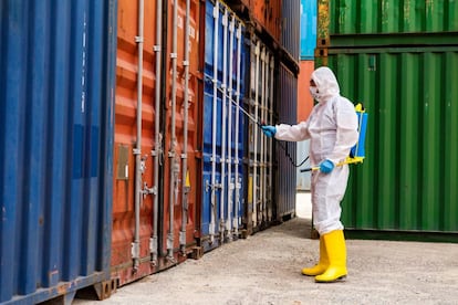 Labor de limpieza y desinfección de contenedores en un puerto de Turquía para prevenir la propagación del Covid-19.