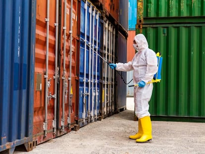 Labor de limpieza y desinfección de contenedores en un puerto de Turquía para prevenir la propagación del Covid-19.