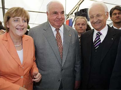 Merkel, Kohl y Stoiber (derecha), ayer en la fiesta del vino en la ciudad bávara de Wurzburg.