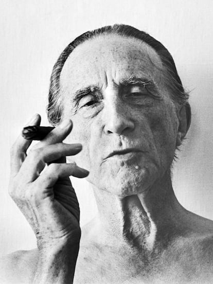 La exposición de Strömholm dedica una sala a sus retratos de personajes de la cultura y el arte, como Marcel Duchamp, al que fotografió en Cadaqués, en 1963.
