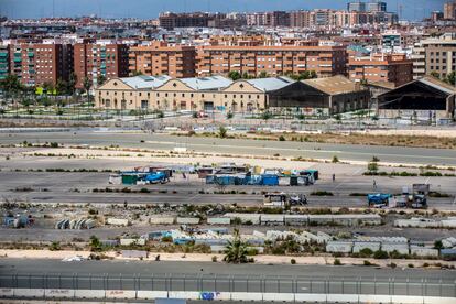 Perspectiva del abandonado circuito de la Fórmula 1 de Valencia, muy cerca del puerto, con varios núcleos de chabolas diseminados y vallas utilizadas durante las carreras.