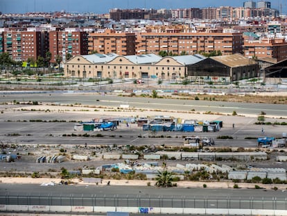 Perspectiva del abandonado circuito de la Fórmula 1 de Valencia, muy cerca del puerto, con varios núcleos de chabolas diseminados y vallas utilizadas durante las carreras.