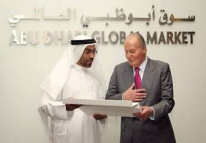 El presidente del Mercado Global de Abu Dabi, Ahmed Ali al Sayegh (i) hace entrega al rey Juan Carlos de una placa, en el último día de su viaje oficial a Emiratos Árabes durante la visita a la nueva ciudad financiera de Abu Dabi. EFE/Archivo