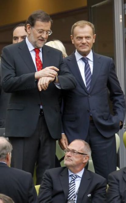 Rajoy y el primer ministro polaco, Donald Tusk, en el partido entre España e Italia.