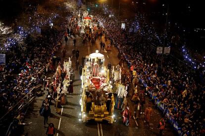 Miles de personas contemplan las tres carrozas de los Reyes Magos que han recorrido el Paseo de la Castellana (Madrid).