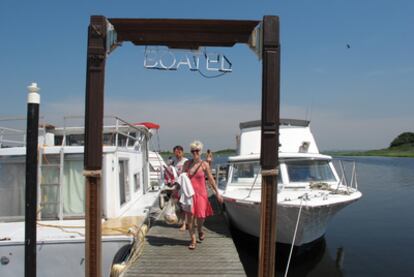 Entrada por un pantalán al hotel Boatel, en Far Rockaway (Queens).