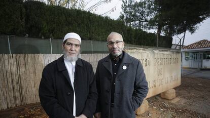 Salah Ouakili (derecha) y Adelmalik Sbai (izquierda) imames de las mezquitas de Almassora y El Grao de Castell&oacute;, ante las puertas del Centro Penitenciario Castell&oacute;n I, donde prestan atenci&oacute;n religiosa a internos musulmanes.
 