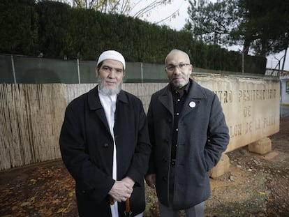 Salah Ouakili (derecha) y Adelmalik Sbai (izquierda) imames de las mezquitas de Almassora y El Grao de Castell&oacute;, ante las puertas del Centro Penitenciario Castell&oacute;n I, donde prestan atenci&oacute;n religiosa a internos musulmanes.
 