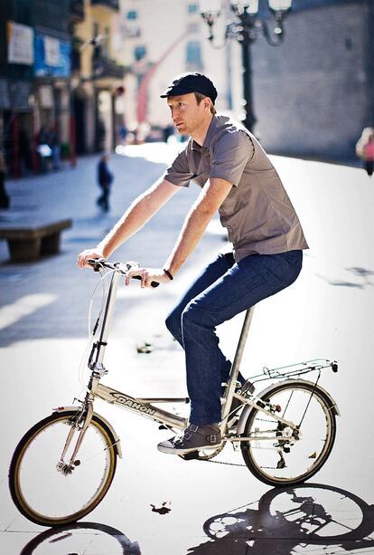 Peter Harrington es el socio fundador de Muxu BCN. Ciclista de toda la vida reconvertido en responsable de esta firma de moda urbana a pedales. Luce algunas de las creaciones de la misma.