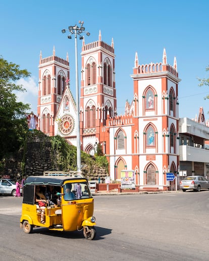 Una de las iglesias en la ciudad india de Puducherry.