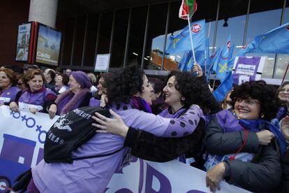 Las manifestantes de "El Tren de la Libertad" son recibidas con abrazos en la estación de Atocha.