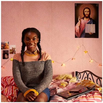 <b>Lo que denuncia.</b> El fanatismo religioso.
Tracey (Michaela Coel) es una joven londinense de color que se ha criado en un ambiente ultra religioso junto a su madre. Rozando ya los 25 años, Tracey y su novio permanecen virgenes. Esperan a independizarse y casarse. Serie extravagante y absurdamente divertida que habla de un tema candente: el religioso. Algunos señalan que es muy dura en sus planteamientos, y otros incluso la acusan de sacrílega en algunos pasajes. No es para tanto si se tiene la mente abierta y un ácido sentido del humor.
<b>Dónde.</b> Se emite desde 2015 en Netflix.