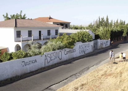 Si bien los familiares de Bretón han logrado vender parte de la finca de 10.000 metros cuadrados, las construcciones que la integran permanecen en el mercado. Será difícil que consigan comprador: no solo por su macabro curriculum, sino porque según indican los vecinos están ya destrozadas.