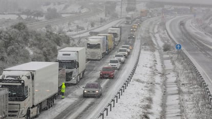 El temporal de nieve ha dejado esta tarde varadas a largas filas de camiones y coches en la A-66, entre Guijuelo y Béjar (Salamanca), este viernes.