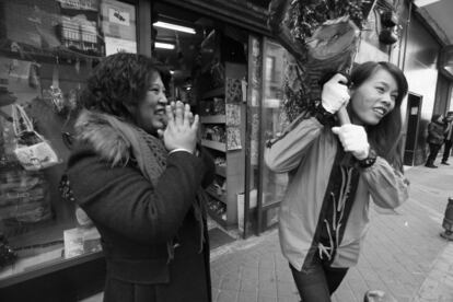 La comunidad se ha asentado en el barrio, así, en febrero, celebra el año nuevo chino con cabalgatas y dragones. Uno de tantos cambios en un barrio que hasta los ochenta mantuvo ambiente de pueblo, se salía a charlar a la puerta de las casas. En esa década desaparecen también los cines del barrio: el Usera, el Niza, el Lux y el Copacabana, actual administración de Hacienda. Se mantuvo algunos años más el cine Liceo. En España la población china ha crecido mucho, desde 1961 en el que se tienen censados 167 chinos, a 439 en 1971, casi 30.000 en el año 2000 y más de 191.000 actualmente.