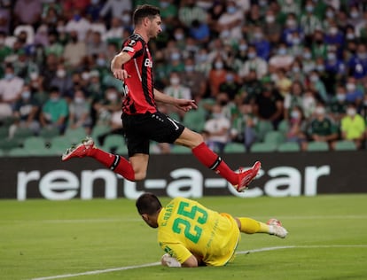 Bravo, vital para el Betis, se hace con el balón ante Alario.