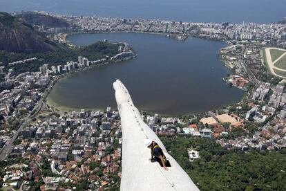 Os trabalhos, que devem durar um mês, estão sendo realizados por operários especializados em rapel e alpinismo para evitar o uso de andaimes.