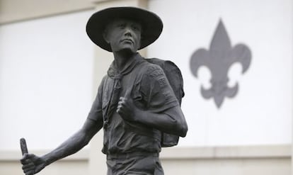 Una estatua en honor de los Boy Scouts de América situada enfrente del museo Nacional de los Scouts en Irving,Texas.