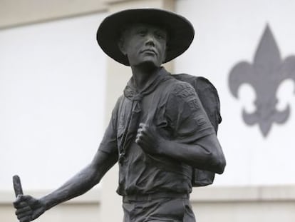 Una estatua en honor de los Boy Scouts de Am&eacute;rica situada enfrente del museo Nacional de los Scouts en Irving,Texas. 