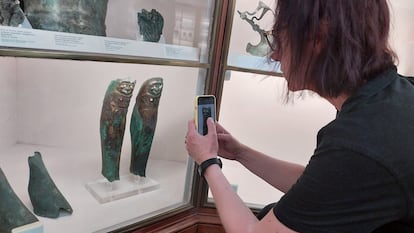 Natalie Haynes fotografía unas grebas con adornos de Gorgonas en el British Museum