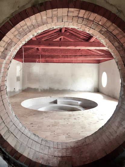 Todas las ventanas son redondas porque la construcción de una ventana cuadrada exigiría al menos dos personas para levantar el dintel, algo contra la primera condición del proyecto.