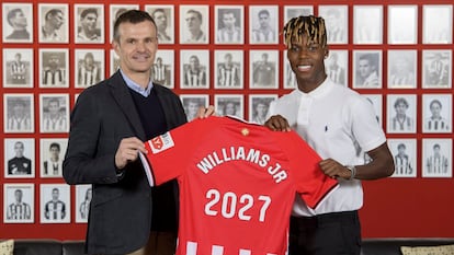 Nico Williams, junto al presidente del Athletic, Jon Uriarte, posa con una camiseta en su renovación hasta 2027.