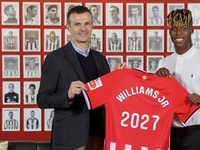 Nico Williams, junto al presidente del Athletic, Jon Uriarte, posa con una camiseta en su renovación hasta 2027.