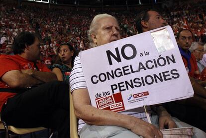 Una pensionista protesta contra la congelación de las pensiones en la concentración del pasado jueves en Madrid.