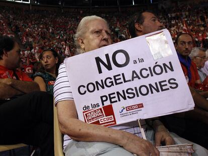 Una pensionista protesta contra la congelación de las pensiones en la concentración del pasado jueves en Madrid.