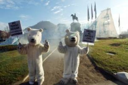 Miembros de la organización ecologista Greenpeace fueron registrados al protestar con pancartas y vestidos como osos polares, en Santiago de Chile, para llamar la atención acerca de las grave consecuencias del deshielo del Ártico.