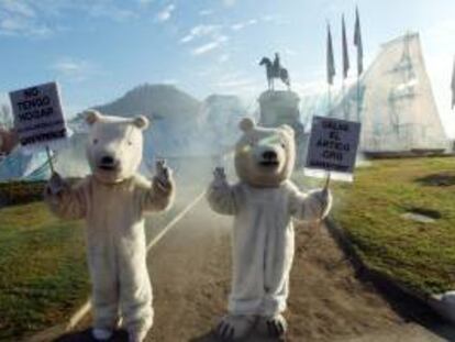 Miembros de la organización ecologista Greenpeace fueron registrados al protestar con pancartas y vestidos como osos polares, en Santiago de Chile,  para llamar la atención acerca de las grave consecuencias del deshielo del Ártico.